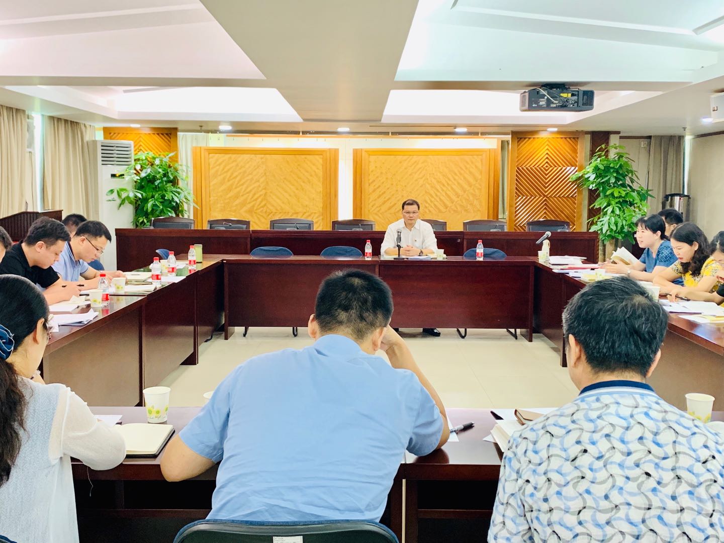 市大灣區(qū)辦陳建榮常務(wù)副主任帶領(lǐng)分管處室黨支部開展“不忘初心、牢記使命”主題教育集中學(xué)習(xí)研討