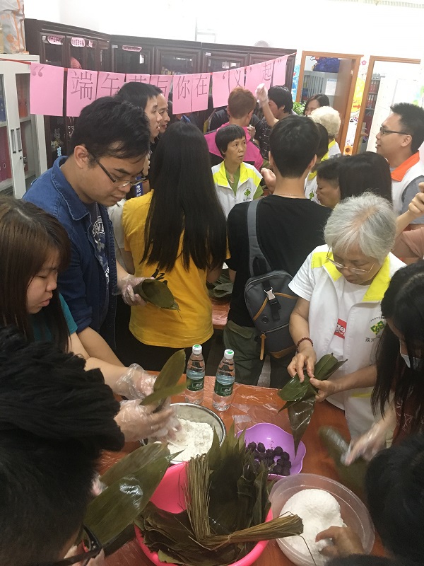 香港大學(xué)生與廣州義工體驗“包粽子”的傳統(tǒng)習(xí)俗