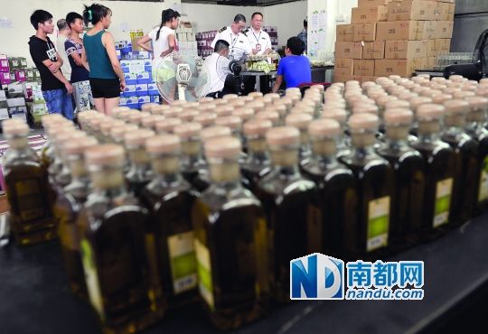 倉庫內(nèi)正非法加工進(jìn)口橄欖油，廣州市食藥監(jiān)局執(zhí)法人員上門查處。