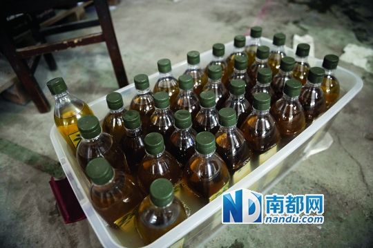 包裝好的橄欖油浸泡在洗潔精液體中。