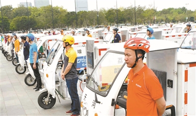 廣州快遞小哥有“專用車”了。