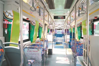 裝有自助售賣機的“廣府風韻”主題公交車