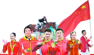 從左至右為：李丹、馮珊珊、陳艾森、林躍、劉詩雯、雷聲，騎馬者為華天。 