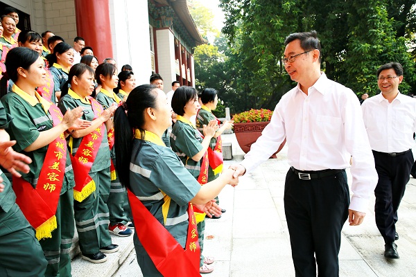 溫國輝市長(zhǎng)接見環(huán)衛(wèi)工人代表