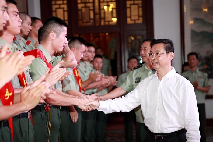 20180828溫國輝看望慰問駐市政府即將退伍武警戰(zhàn)士（照片）