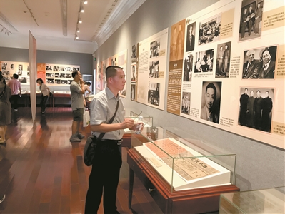 20日展出現(xiàn)場，圖片和文物將9位著名文學(xué)藝術(shù)巨匠的故事串聯(lián)起來。