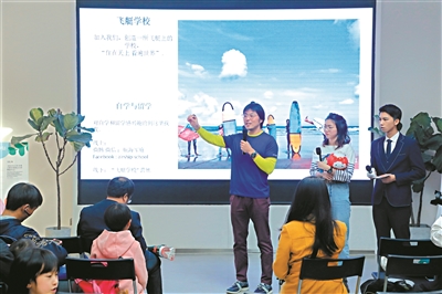 《航海家庭》的主人公父女翟峰和翟乃馨亮相。