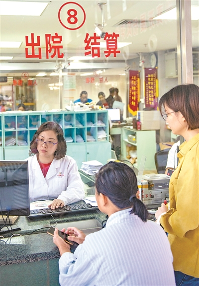 廣醫(yī)一院，辦理出院結(jié)算的病人及家屬。