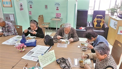 老人們在景泰街長者飯?zhí)镁筒汀?></p>
<span align=