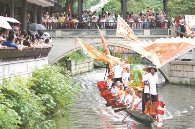 廣州共20多條龍舟匯聚荔枝灣，秀龍、斗龍、舞龍，鑼鼓喧天，一片歡騰。