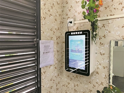 沙面南街的廁所里有刷臉取紙機。