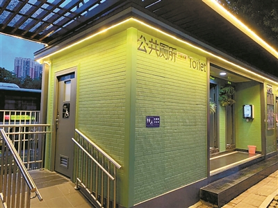 這個會發(fā)光的綠色小屋位于芳村大道西的滘口。