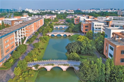 廣東外語外貿(mào)大學(xué)，碧波上的拱橋帶出溫婉情調(diào)。