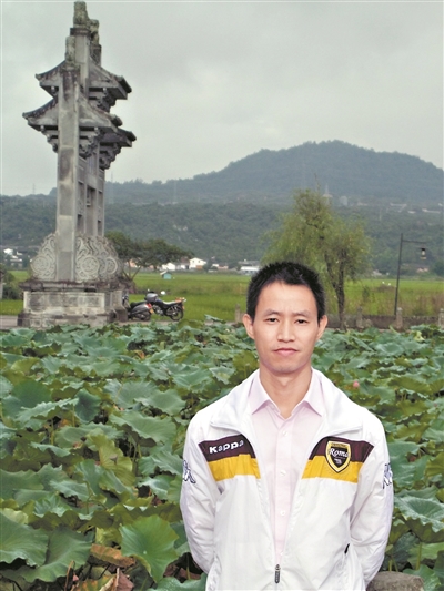我是一名共產(chǎn)黨員，在彈簧行業(yè)工作，要做到像彈簧一樣保持彈性，要有能屈能伸的樂觀態(tài)度、自強(qiáng)不息的拼搏精神。 ——張春新