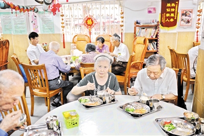 越秀區(qū)六榕街老人飯?zhí)?，長者在用餐