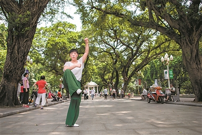 人民公園綠樹成蔭，市民經常在此鍛煉休憩。