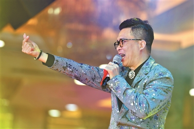 雖然是在食肆表演，但歌手的“行頭”依然很精致，絕不欺場(chǎng)。