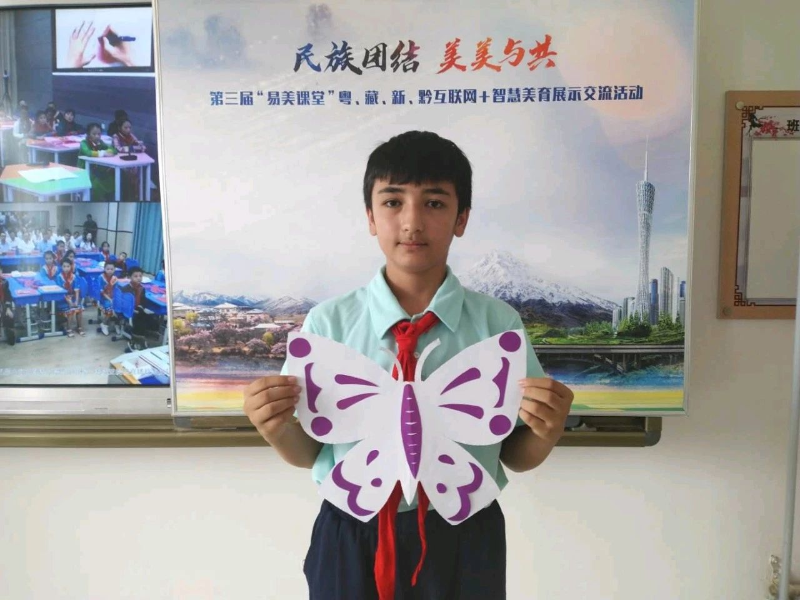 學(xué)生展示剛剛完成的作品.jpg