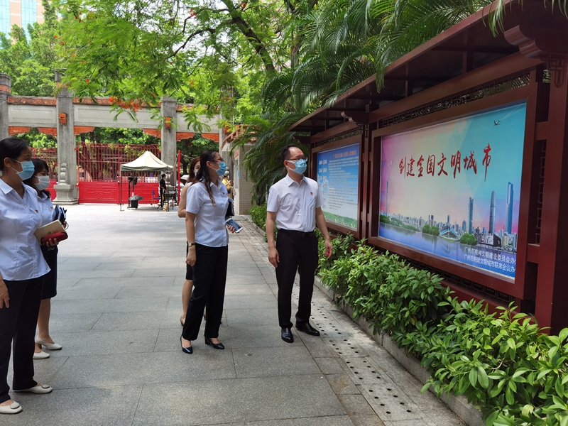 廣州市退役軍人事務(wù)局李啟新副局長(zhǎng)到烈士陵園檢查創(chuàng)文工作（1）.jpg