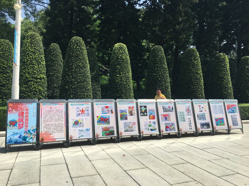軍魂筑夢(mèng)我和祖國(guó)共成長(zhǎng)--青少年書(shū)畫(huà)作品展.jpg