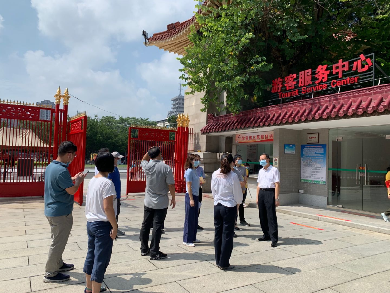 現(xiàn)場(chǎng)督導(dǎo)--考察陵園環(huán)境設(shè)施.jpg