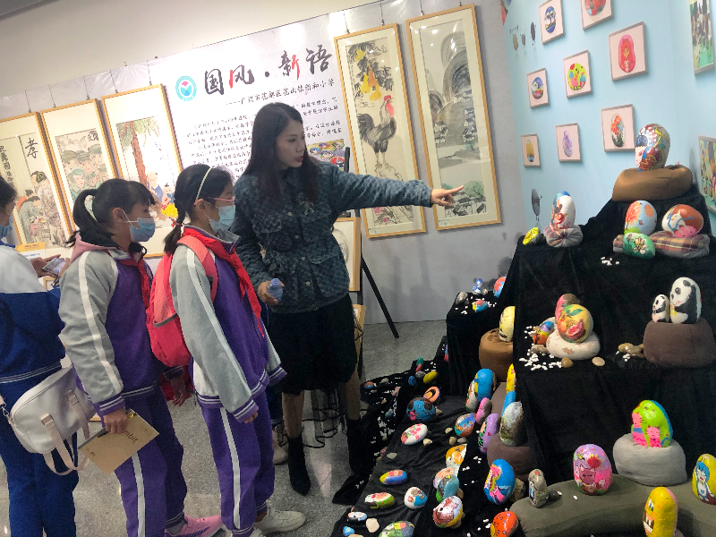 圖3學生們在老師的引導下參觀美術館中的展品.jpg