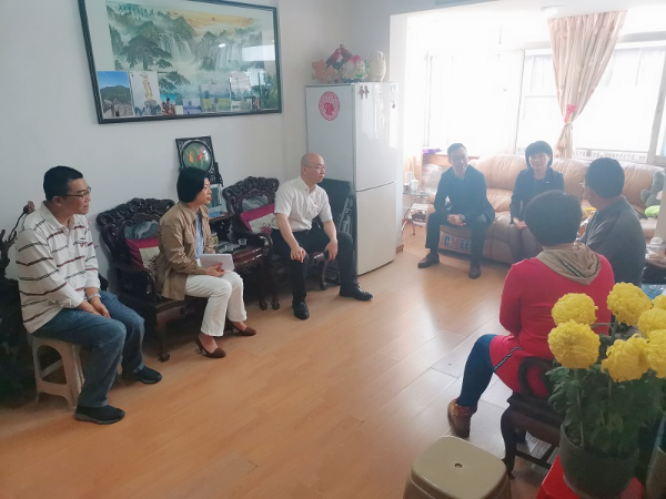 親切的與羅老進(jìn)行交談.jpg