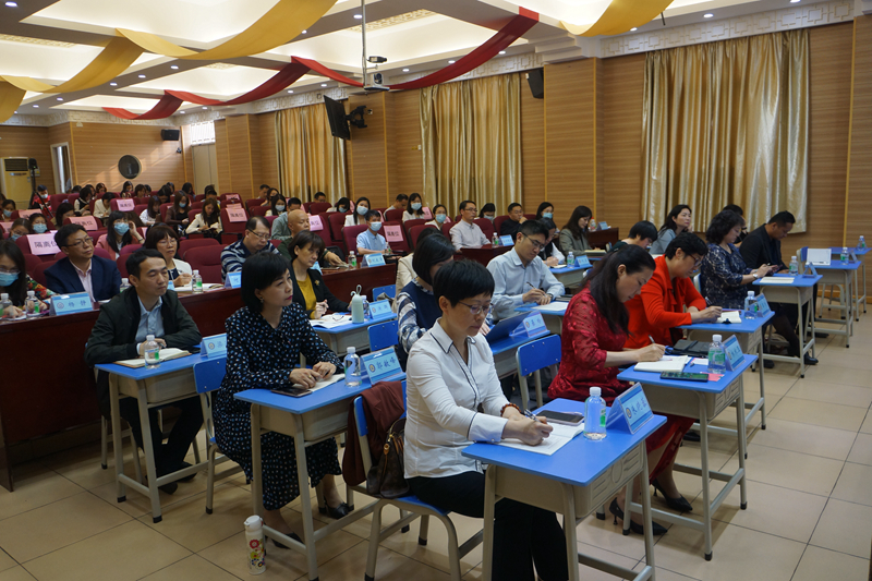 4廣州市首屆積極教育領(lǐng)導(dǎo)力教師高級研修班學(xué)員上課.jpg