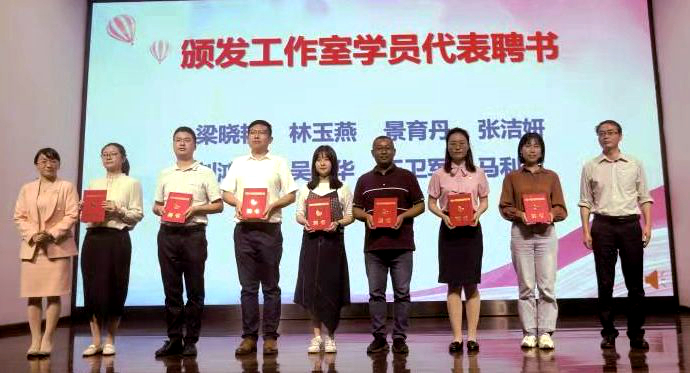 圖3 頒發(fā)工作室學(xué)員代表聘書_副本.jpg