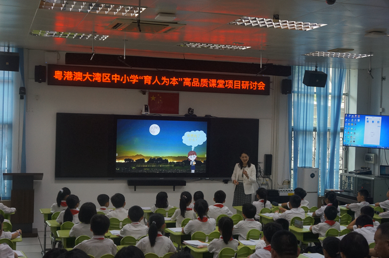 圖４　重慶外國語學(xué)校森林小學(xué)的陳李老師在上語文課.jpg