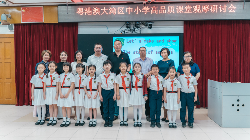 圖７　在朝天小學(xué)分會場，專家團隊與朝天小學(xué)港澳子弟班的同學(xué)們合影.jpg