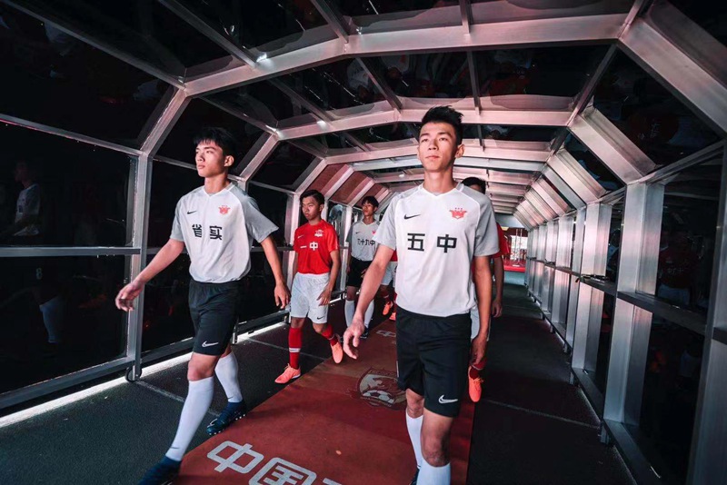 廣州教育足球+亮相中超賽場.jpg