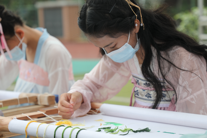 學(xué)生開展廣繡活動.jpg