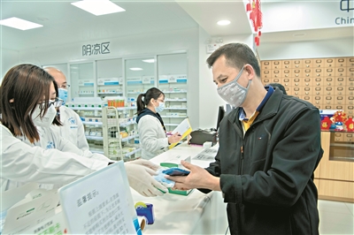 市民預(yù)約成功后，拿到口罩。.jpg
