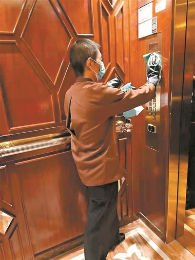 華廈大酒店每日多次對公共區(qū)域進(jìn)行消毒。.jpg