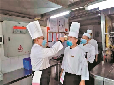 東方賓館員工健康檢測實(shí)行“晨午檢”。.jpg