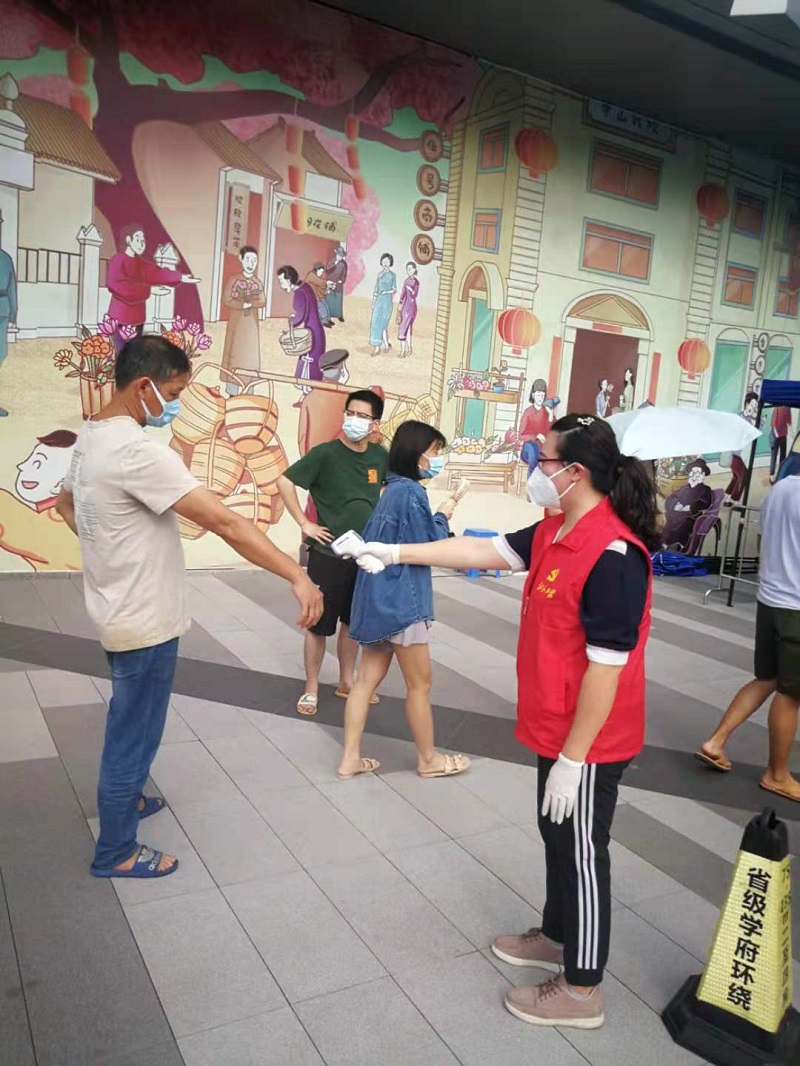圖4：鐘嬋同志協(xié)助開展核酸檢測(cè)工作.jpg