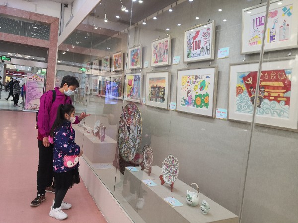 （圖上）讀者們參觀“慶祝中國共產(chǎn)黨成立100周年青少兒美術(shù)作品展”3248.jpg