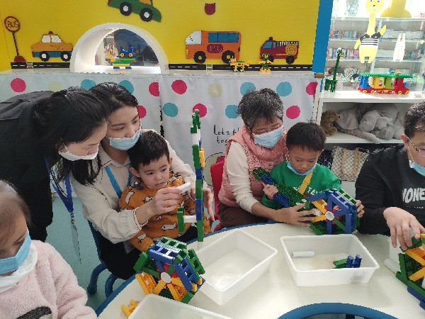 （圖上）孩子們根據(jù)繪本故事元素，興致勃勃地利用樂高積木搭建蝸牛23419.jpg