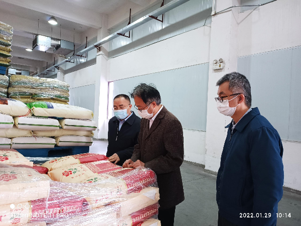 1月29日市發(fā)展改革委副主任鄧宏永帶隊開展節(jié)前糧食安全生產(chǎn)檢查.jpg