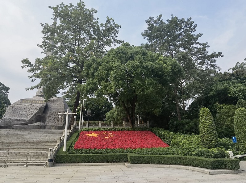 附件1 七一期間紀(jì)念碑南側(cè)“國旗”立體花壇.jpg