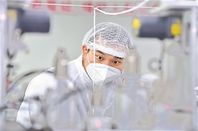 為保證量產(chǎn)，工程師緊盯生產(chǎn)線，一旦出現(xiàn)狀況要立馬解決。