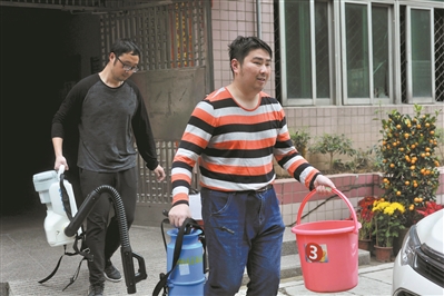 消毒完的工作人員汗流浹背，渾身濕透。