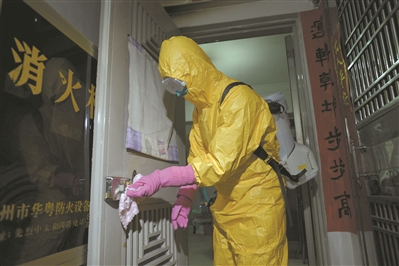 對確診病例的住處消毒，門鎖是消毒的重點，工作人員一點也不能馬虎。