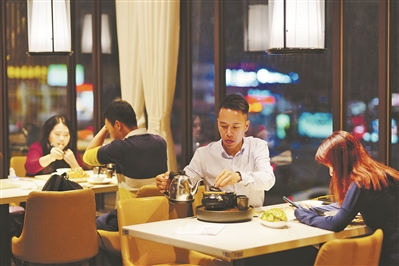 “一盅”（茶）仍是傳統(tǒng)主角，但夜茶的食品絕不限于“兩件”（點心）——各式菜肴是常見的配置。