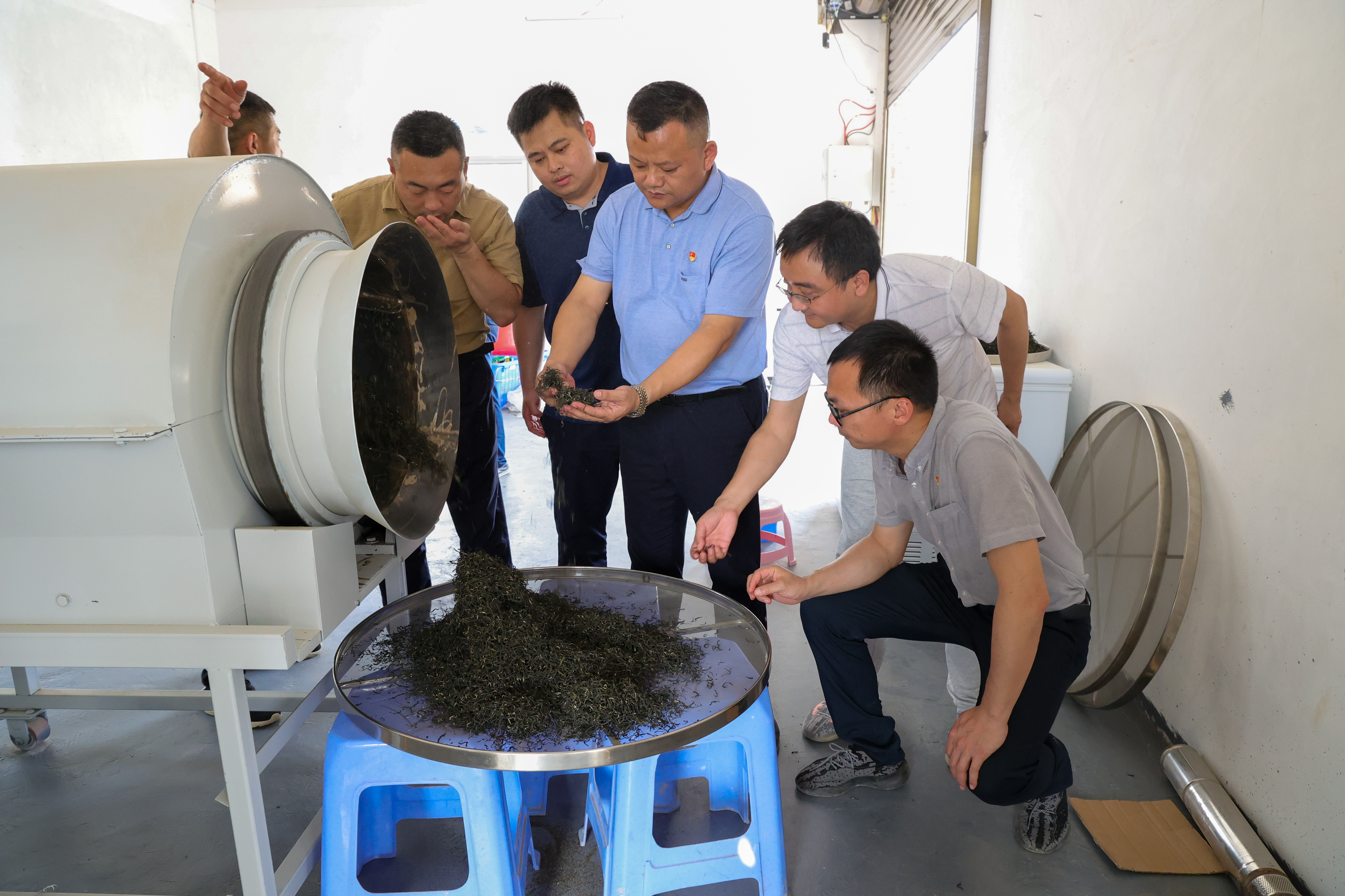 廣州市白云區(qū)駐石角鎮(zhèn)幫鎮(zhèn)扶村工作隊到越南紅心木菠蘿和茶葉間種鄉(xiāng)村振興產(chǎn)業(yè)基地走訪調研。.JPG