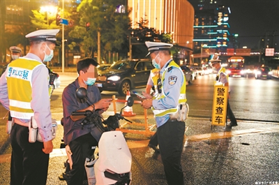 廣州交警集中整治電動(dòng)自行車亂象。.jpg