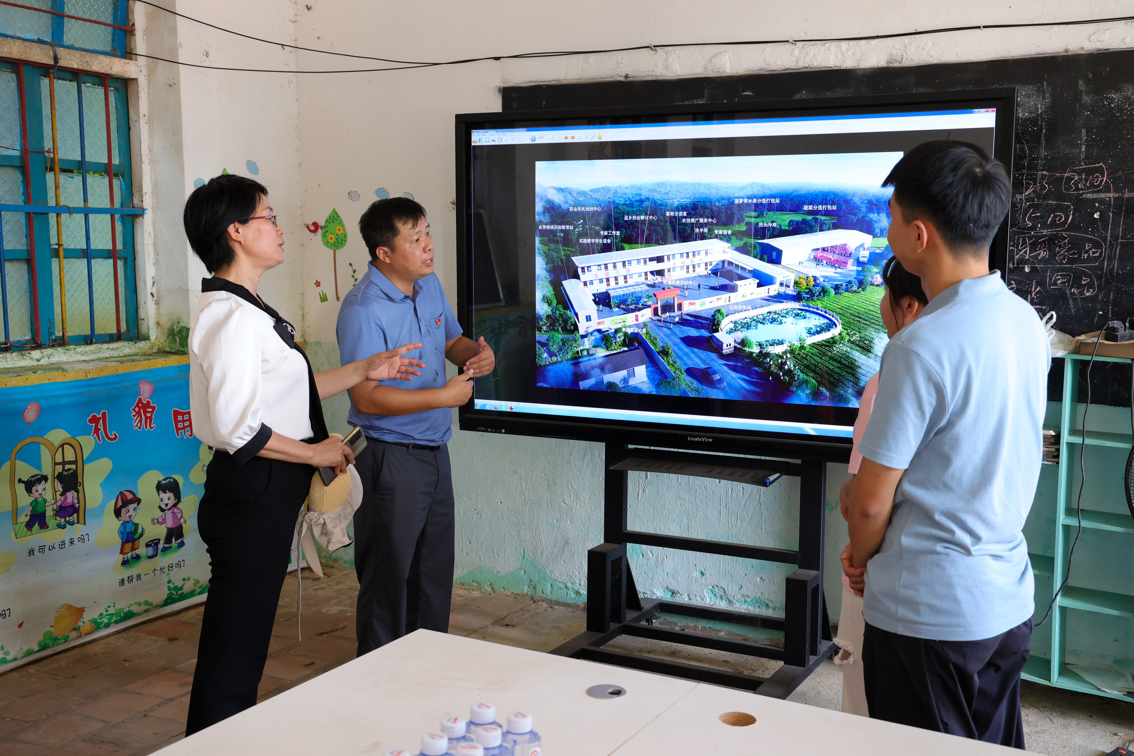 ■工作隊計劃將廢棄小學(xué)改造建設(shè)為黨建共建活動中心、專家工作室等設(shè)施。.JPG
