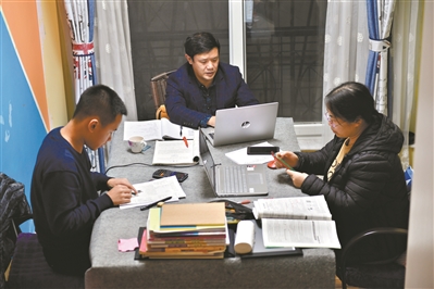 同一張書桌上，孩子做作業(yè)，夫婦倆則備課。