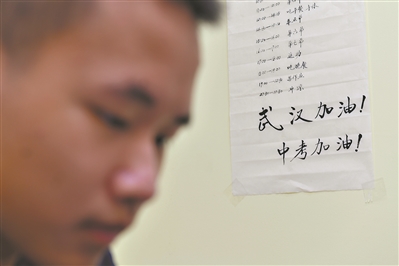 周育卓今年初三，在家里的作息跟學(xué)校的幾乎相同。
